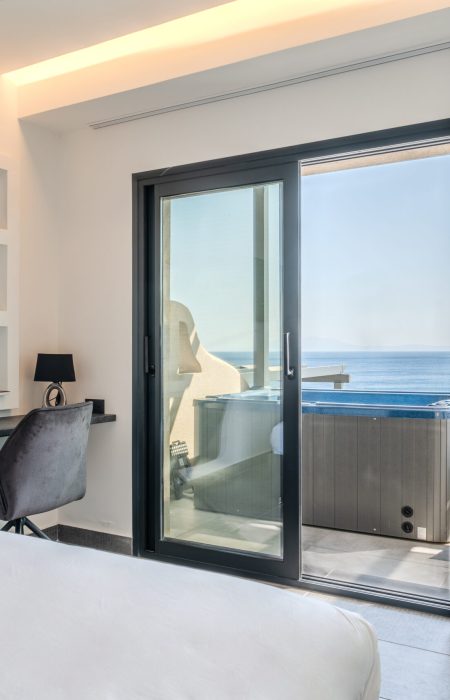 family-with-jacuzi-view